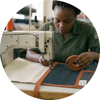 Contrast binding along an apron edge