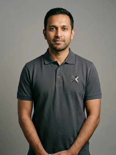 An employee in a polo with the embroidered wordless logo on the chest